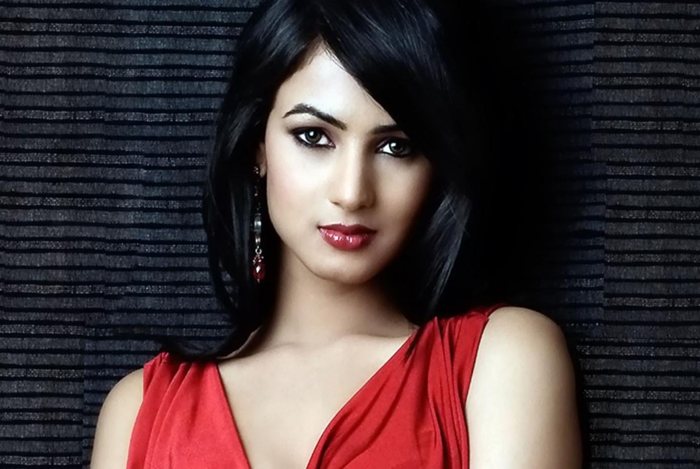 Sonal Chauhan Hot Photos Unseen Pics Images Wallpapers