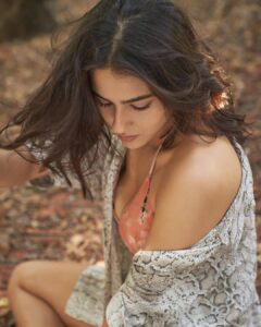 Sara Ali Khan Hot Pics, Photos, Bikini Images & Navel Cleavage